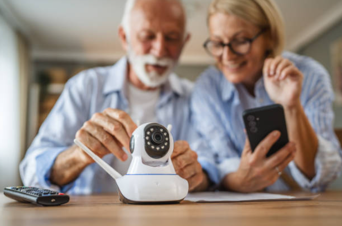 Un couple de seniors installe une caméra HomeLens
